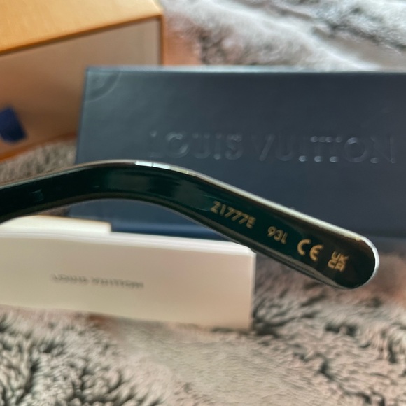 Authentic Louis Vuitton Flower Edge Round Sunglasses - Picture 9 of 14